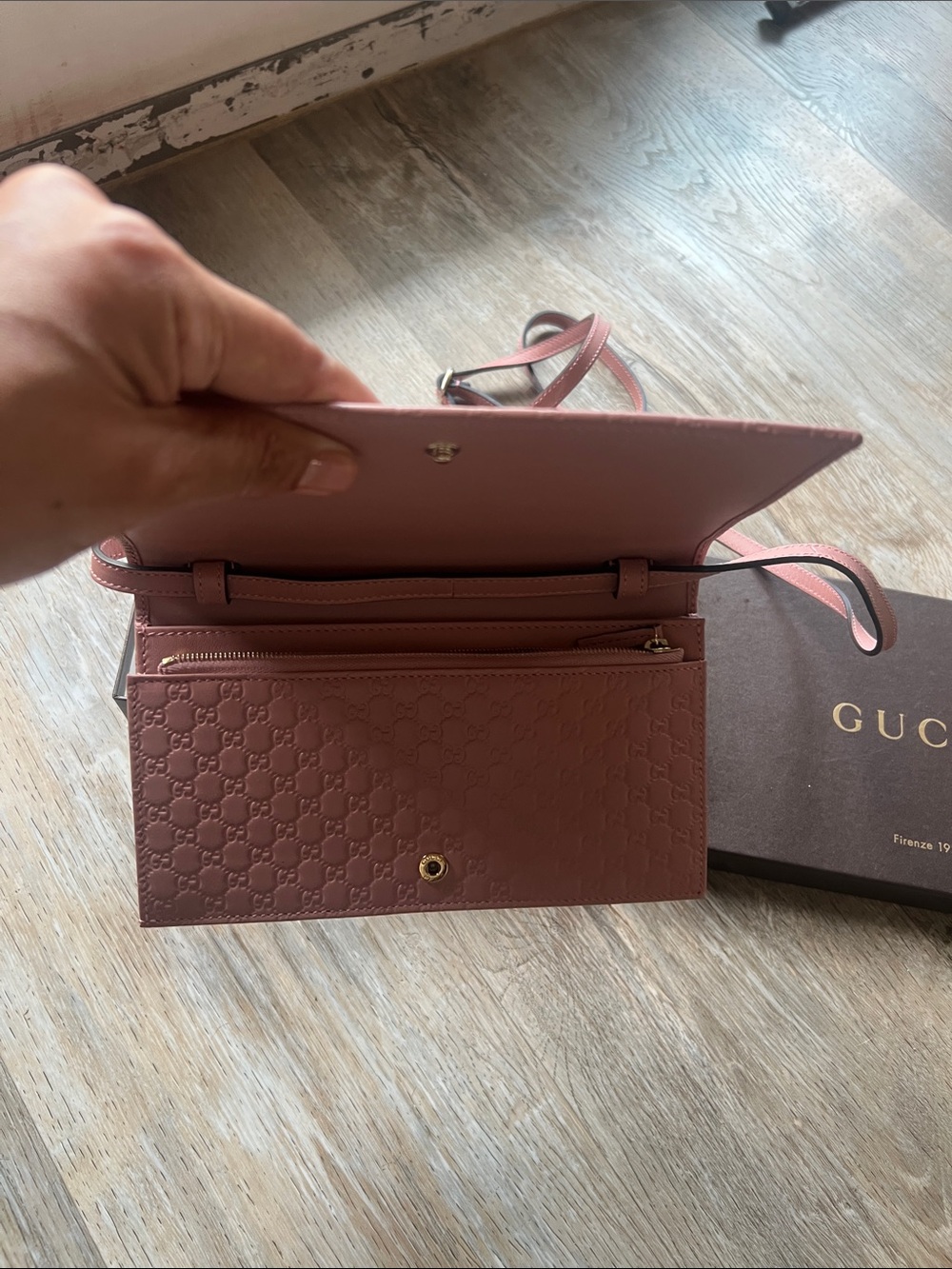 Gucci Pink Monogram Crossbody Wallet,like new - Picture 2 of 3